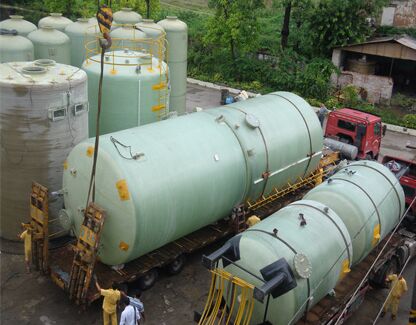 玻璃鋼儲(chǔ)罐的施工現(xiàn)場(chǎng)